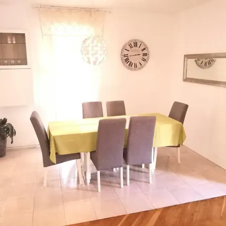 Laura Apartament *